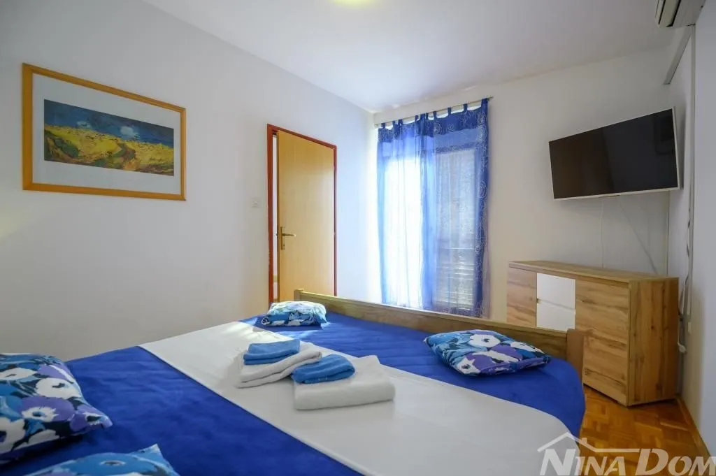 apartmanska kuća s lijepom i velikom okućnicom 80 metara do mora - slika 24