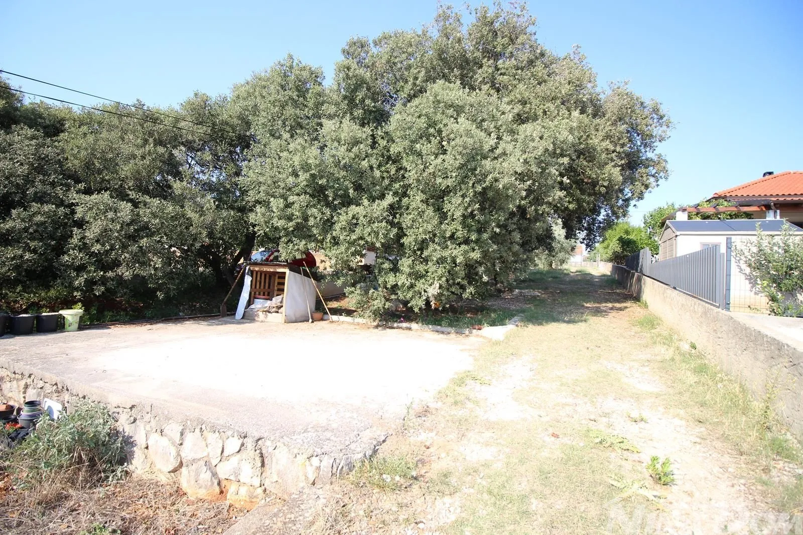 otok ugljan guduće drugi red od mora - slika 26