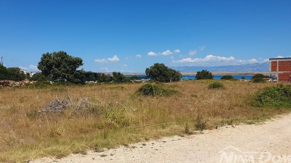 Poljoprivredno zemljište u naseljenoj ulici , graniči s kućama. - Vir, Vir