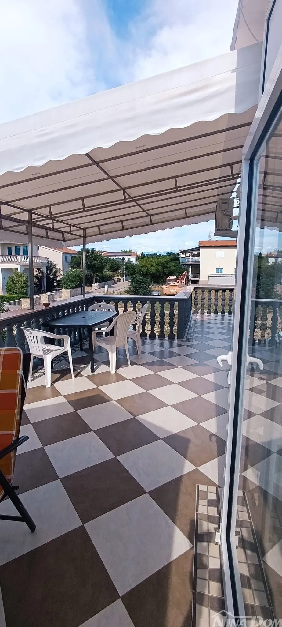 južna strana 90 met.do mora apartmanska kuća s dvorištem - slika 16