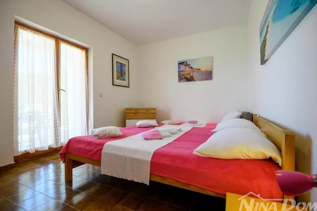 apartmanska kuća s lijepom i velikom okućnicom 80 metara do mora - slika 9