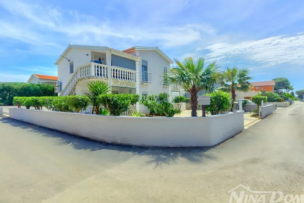Apartmanska kuća s 4 stambene jedinice, 140 met. do plaže Prezida - Vir, Vir