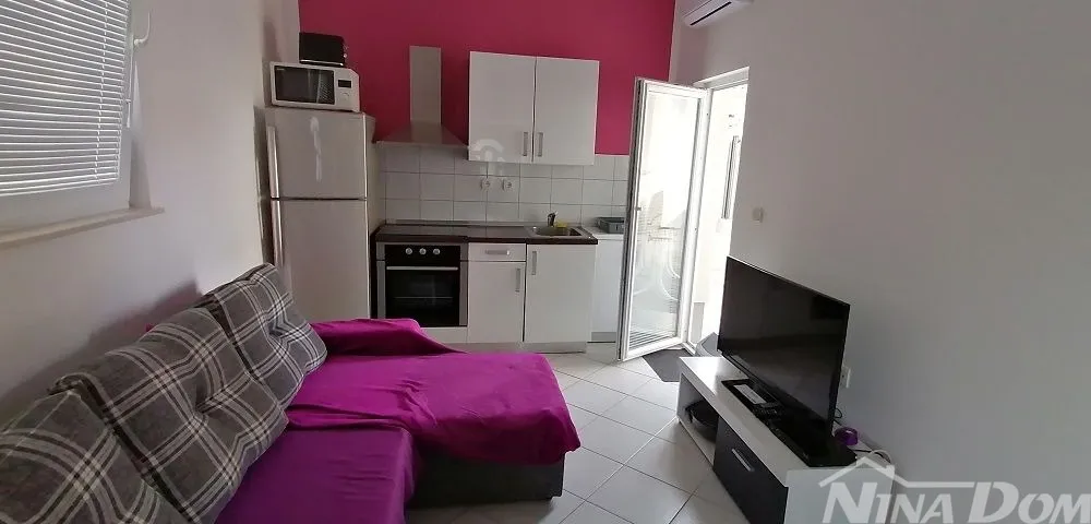 prizemlje kuće s dijelom dvorišta, južna strana 400 met. do mora - slika 15