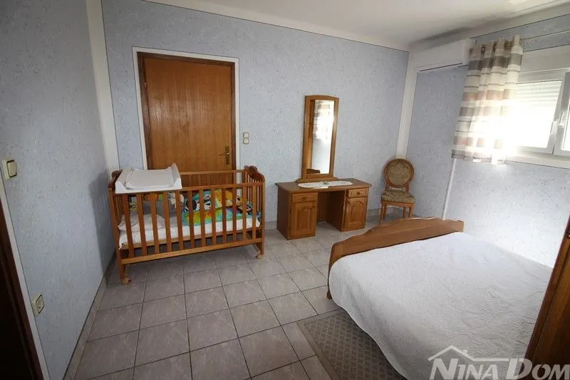 lijepo uređena nekretnina, s dva stana , garaža s okućnicom - slika 19