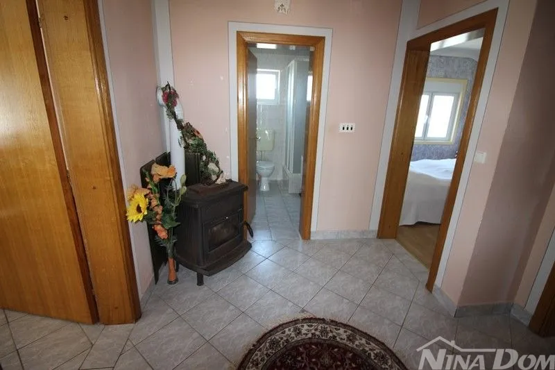 lijepo uređena nekretnina, s dva stana , garaža s okućnicom - slika 23