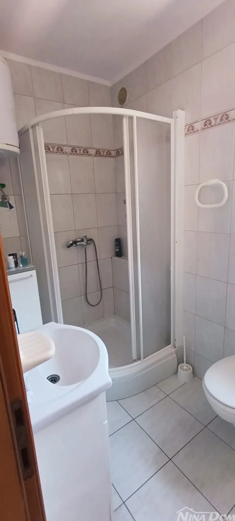 južna strana 90 met.do mora apartmanska kuća s dvorištem - slika 13