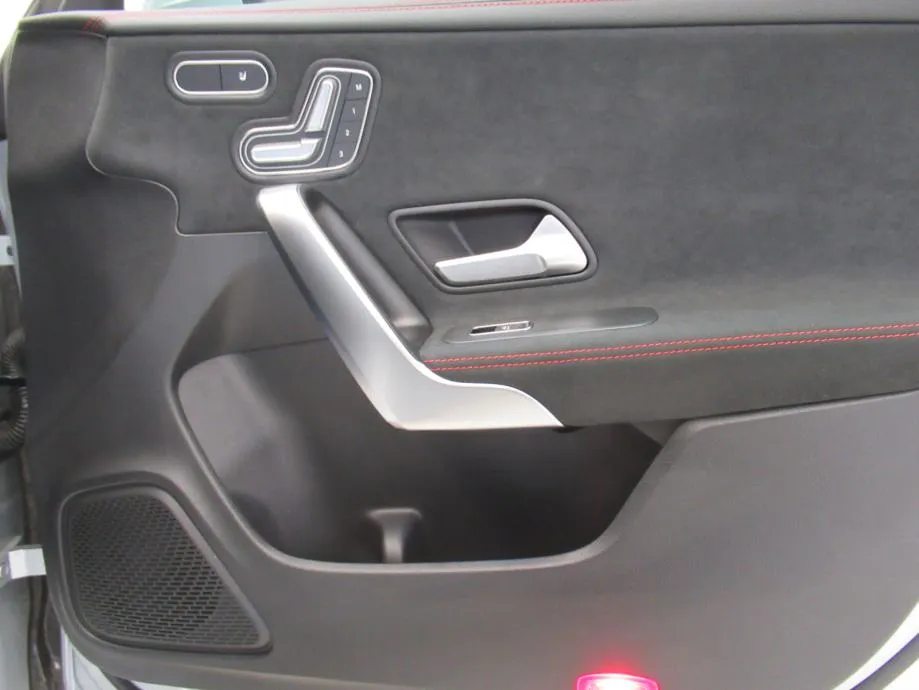 mercedes-benz cla 200 d amg line - slika 9