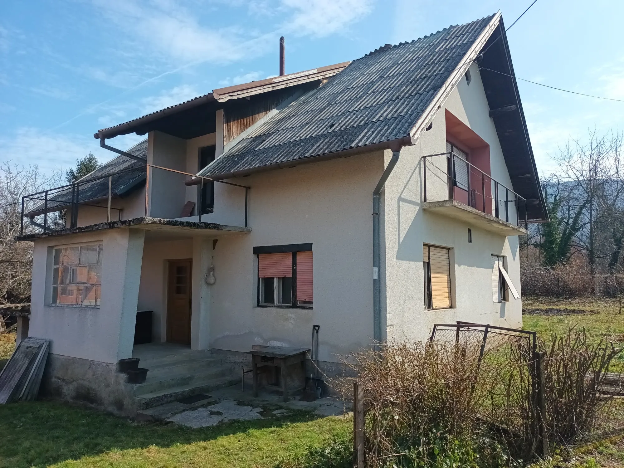 prodaje se kuća za renoviranje s okućnicom i gospodarskim zgradama - slika 2