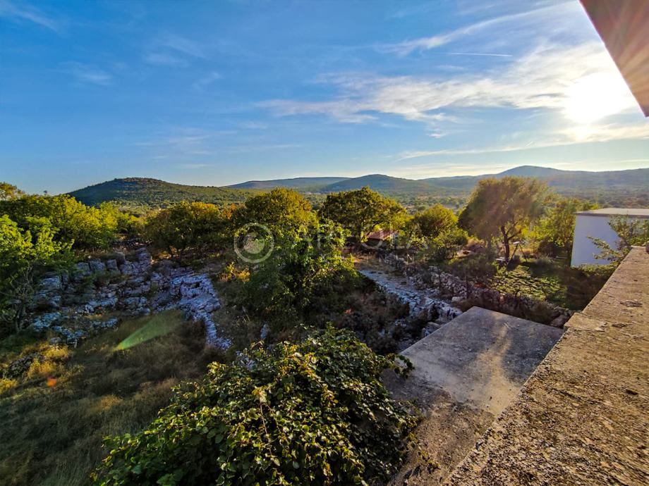 gornji humac (brač) - građevinsko zemljište s nedovršenom kućom - slika 11