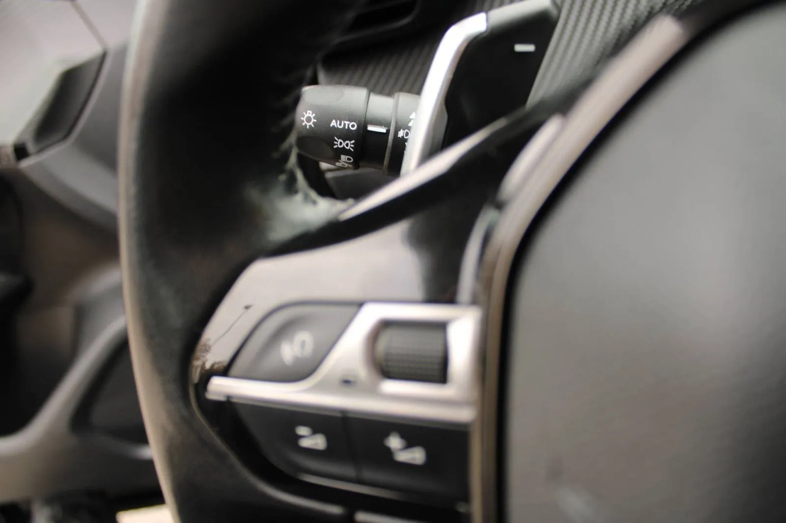 peugeot 2008 1.2 puretech automatik *led, navigacija* - slika 14