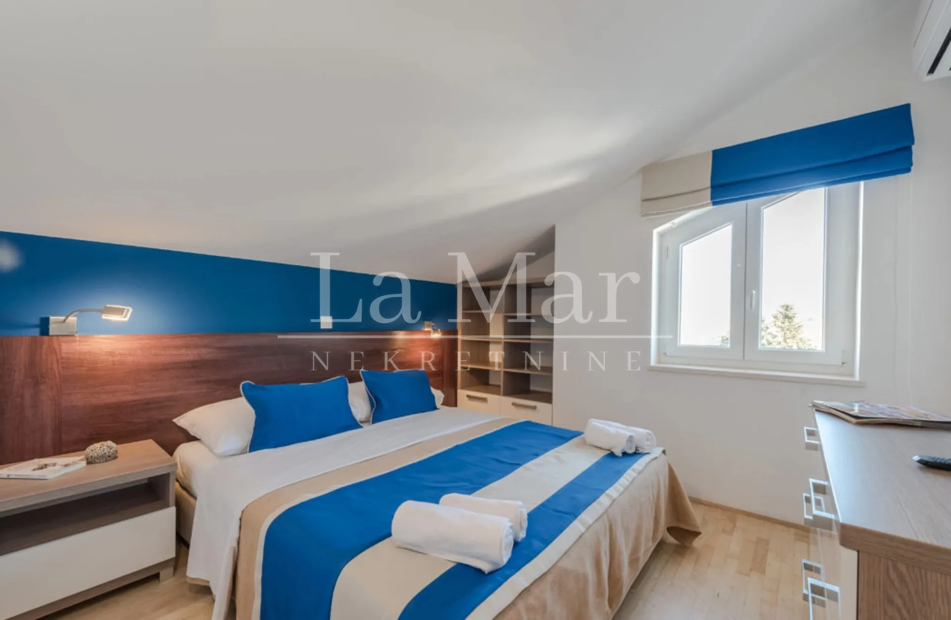 ekskluzivno! novalja- prvi red do mora- penthouse u vili - slika 9