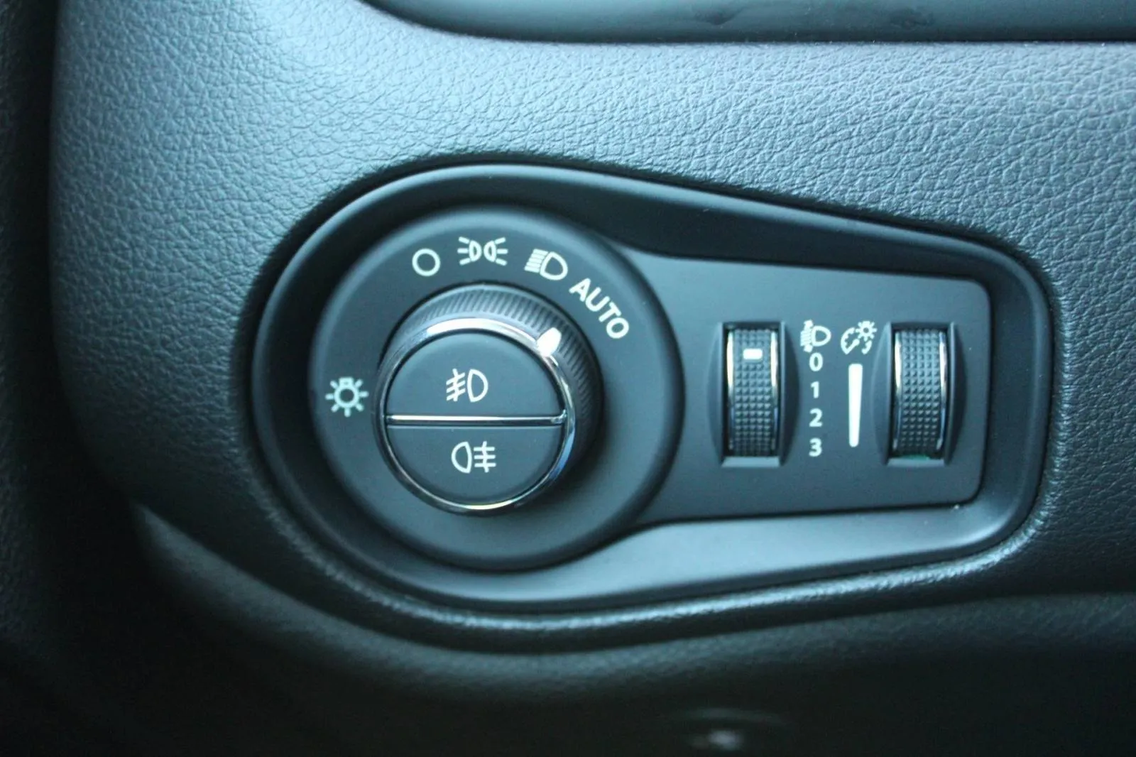jeep renegade 1.3 t4 phev limited 4x4 automatik - slika 14