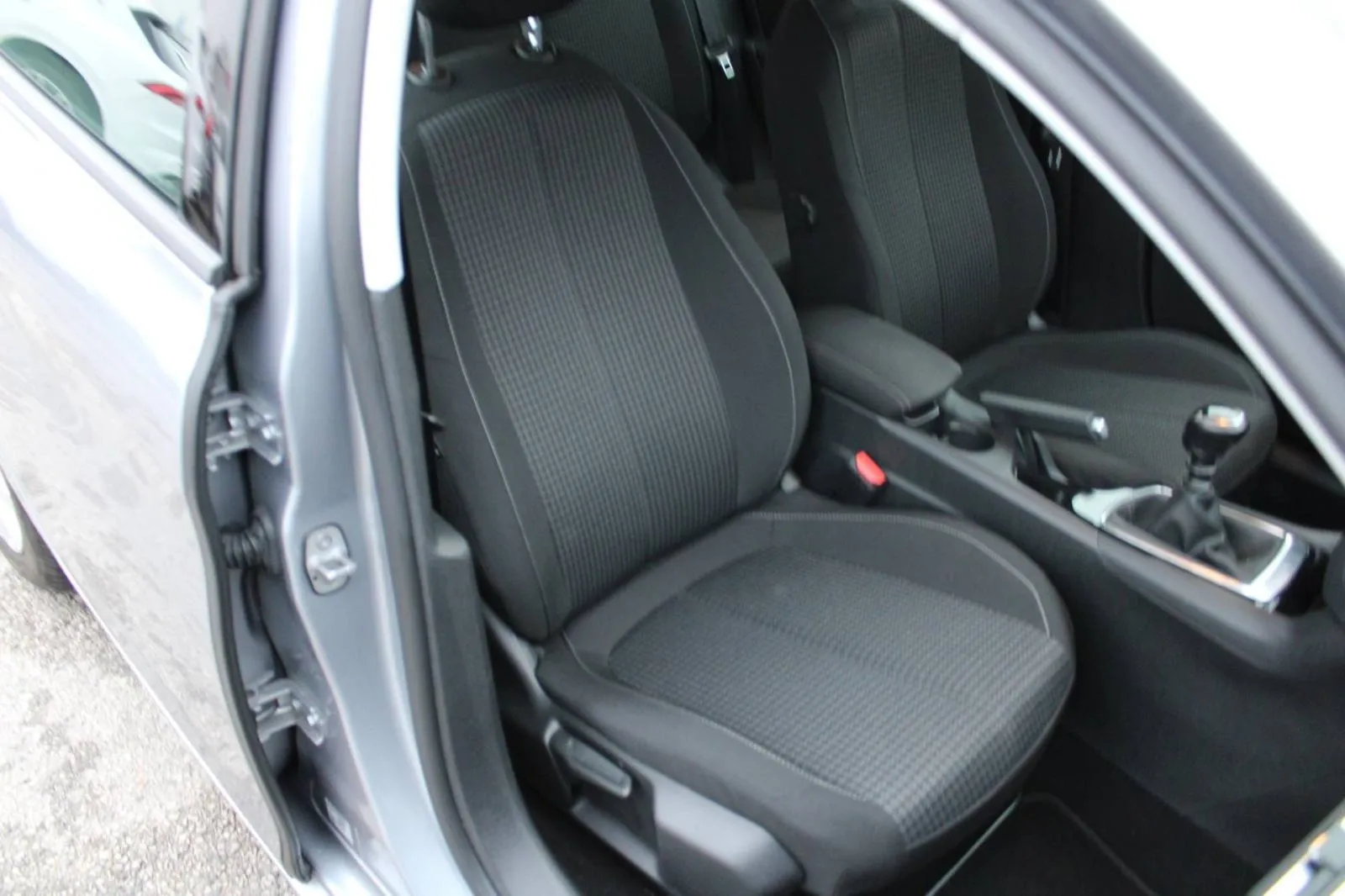 peugeot 308 1.5 hdi business - slika 11