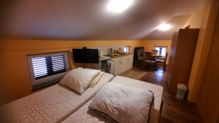 !!kuća sa 6 apartmana 25 metara od mora!! (prodaja) - slika 11