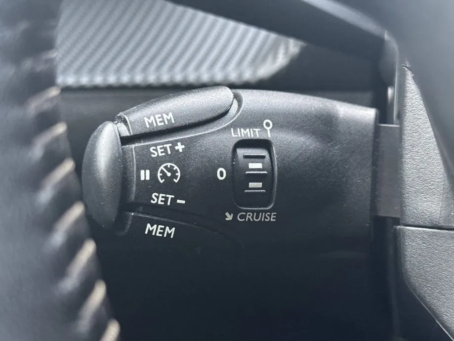 peugeot 2008 1,2 * nove gume* servisiran * jamstvo 24 mj. - slika 20