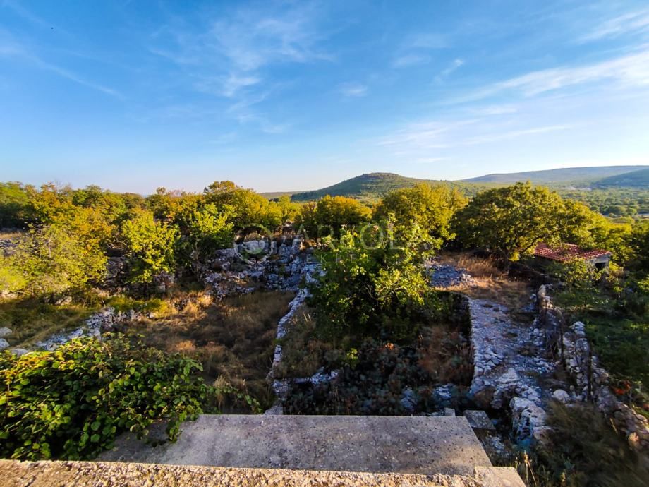 gornji humac (brač) - građevinsko zemljište s nedovršenom kućom - slika 10