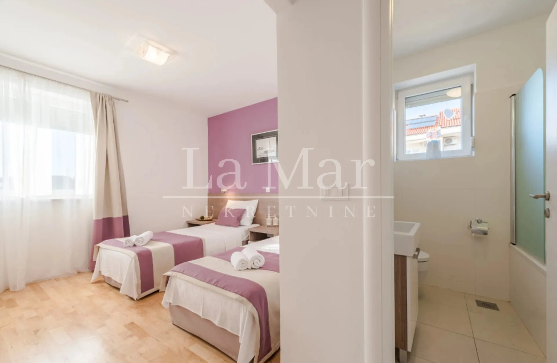 novalja- apartman prvi red do mora- e5 - 81 m2- ii. kat - slika 11