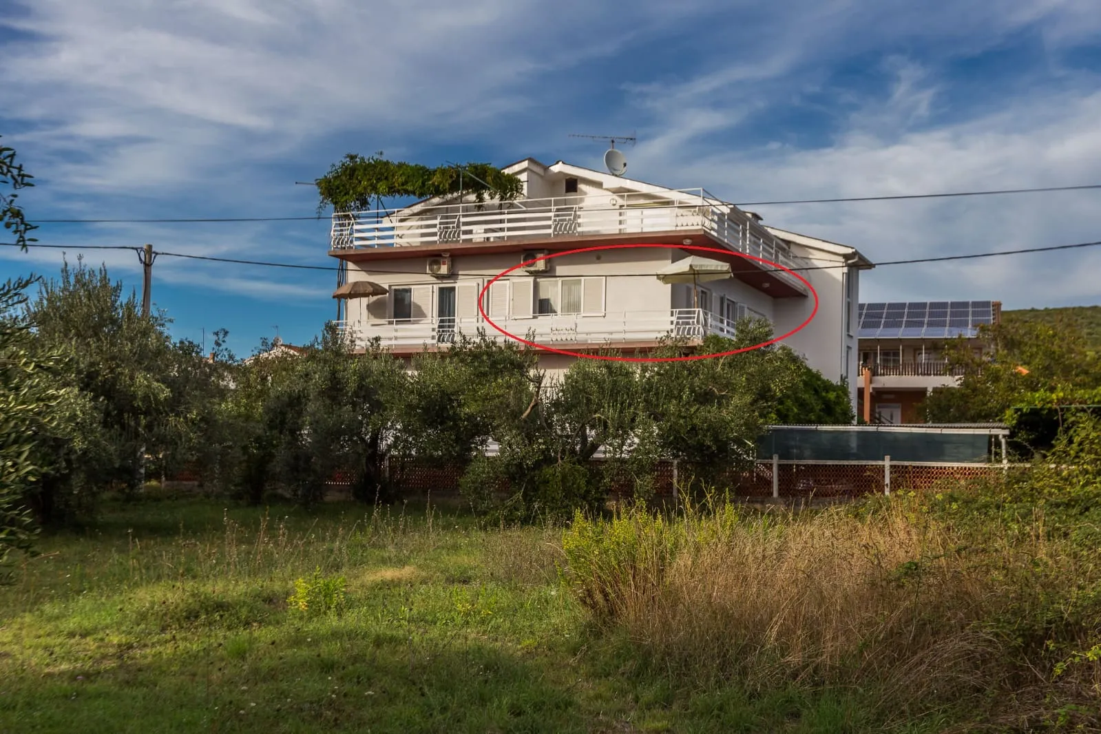 app 4+1, od 49 e, 100 m od betonske i šljunčane plaže, veliki balkon - slika 3