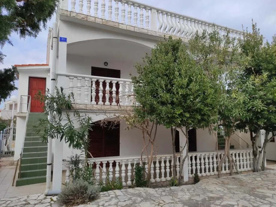 vir, kuća s 4 apartmana(182m2), 150 metara do plaže - slika 3