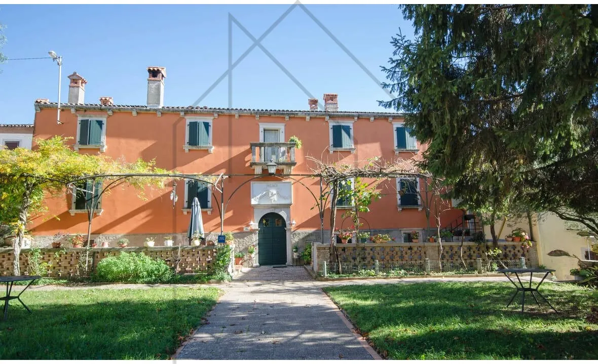 Barokni dvorac Battiala-Lazzarini - Labin