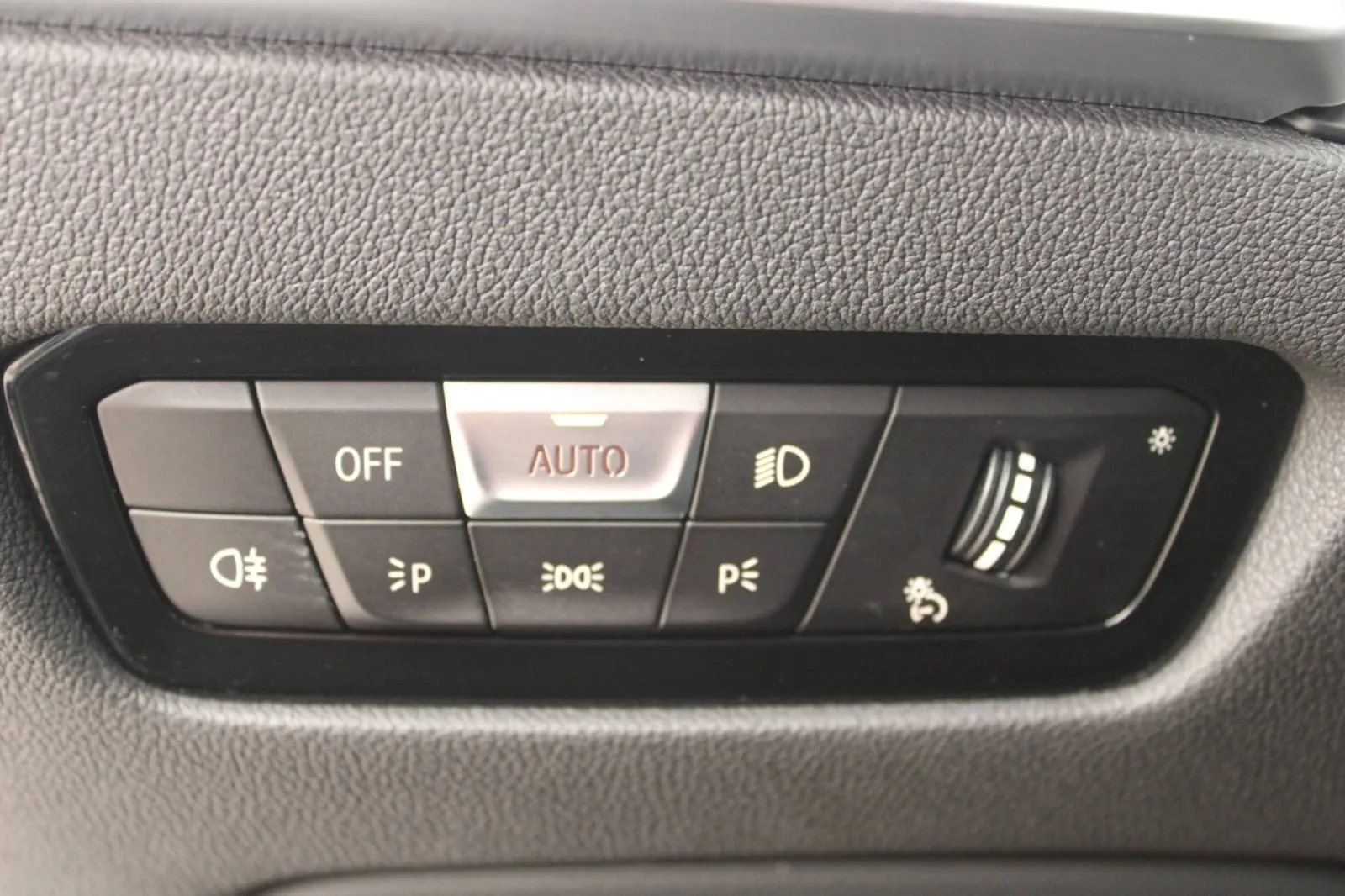 bmw serija 3 320d xdrive automatik *led, navigacija, harman kardon* - slika 9