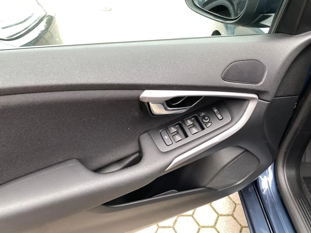 volvo v40 d3 kinetic automatik, navi, tempomat, 4x garancija!!! - slika 12