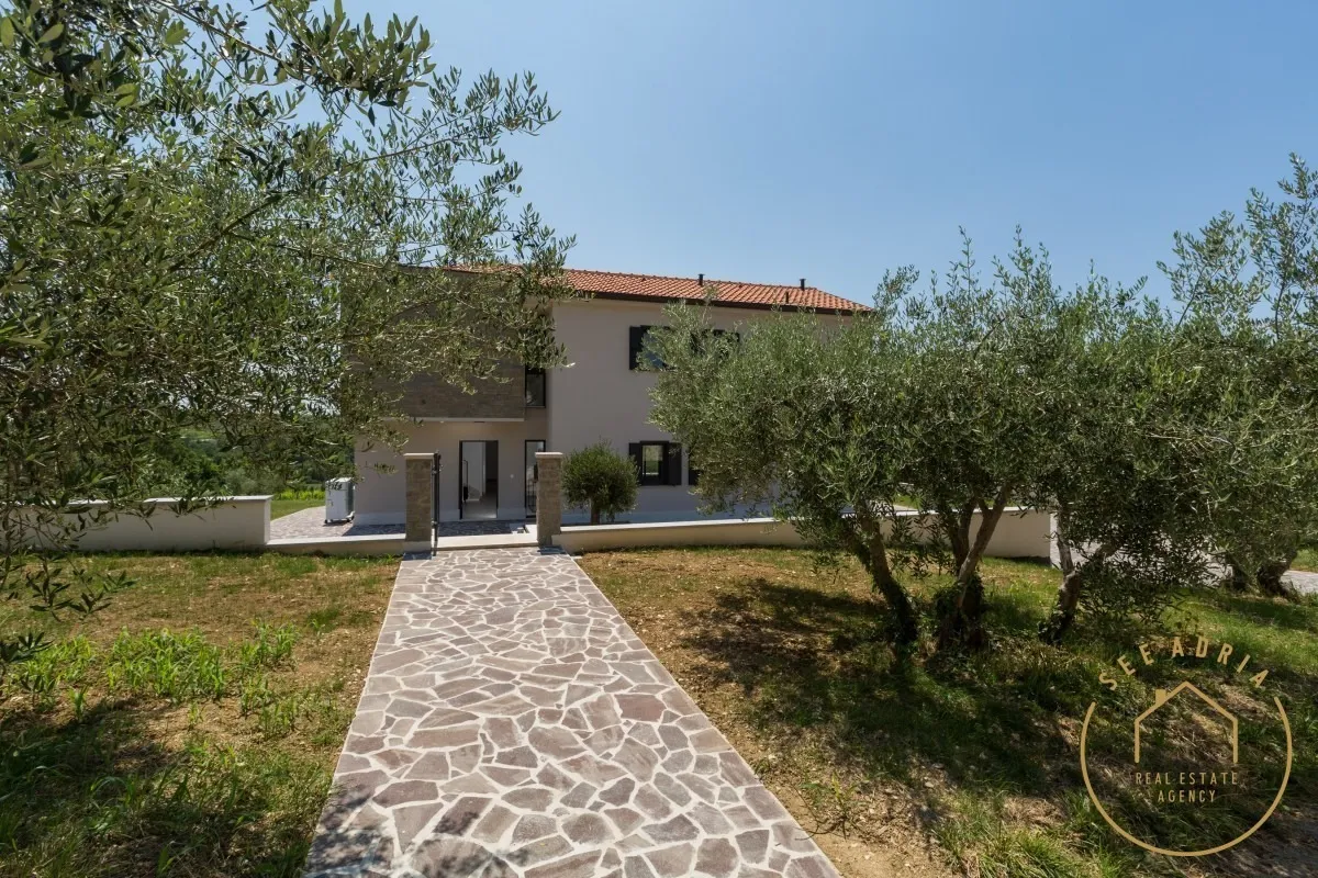 elegantna vila okružena zelenilom, buje - slika 2