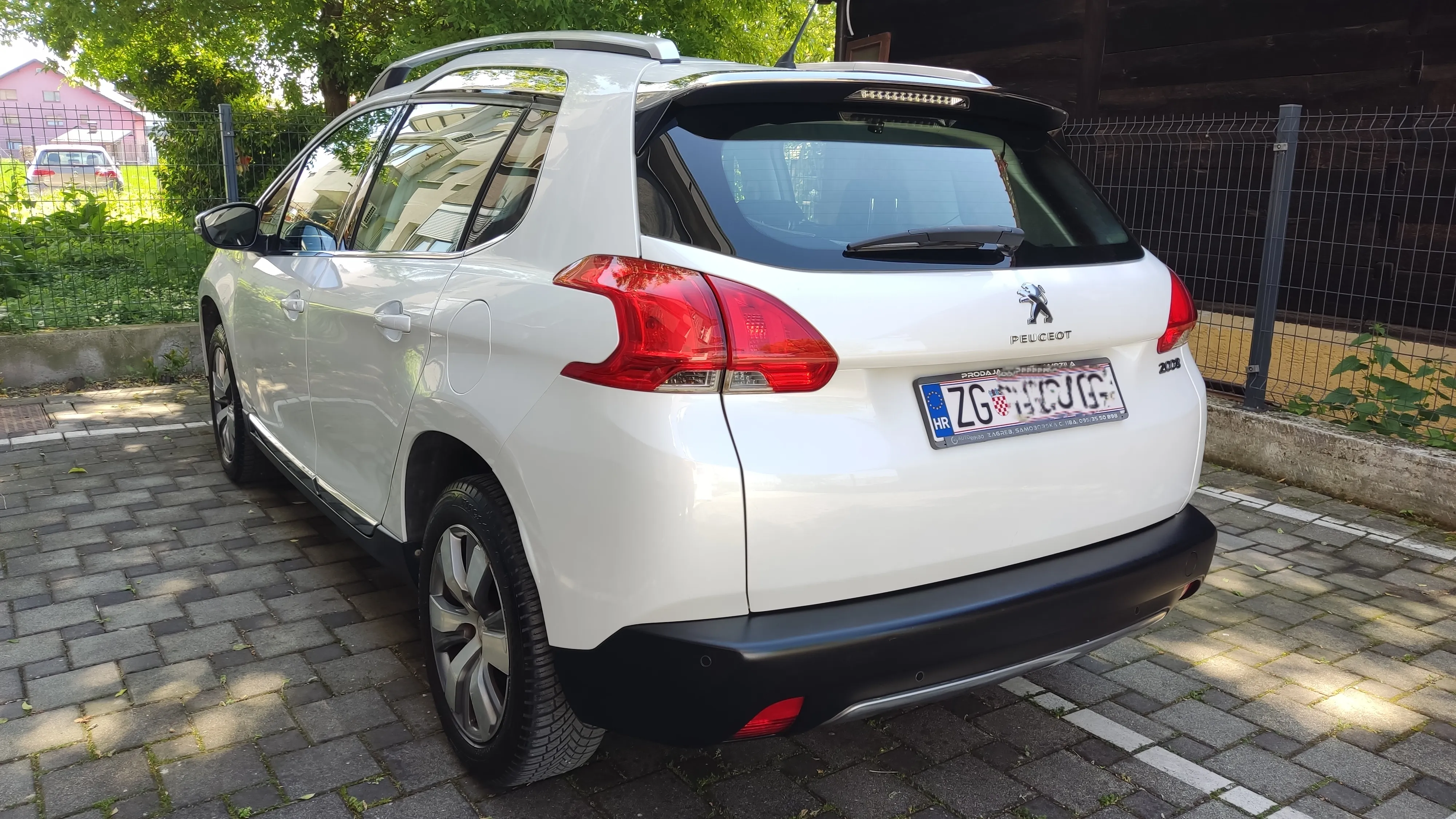 peugeot 2008 1,2 allure - slika 8