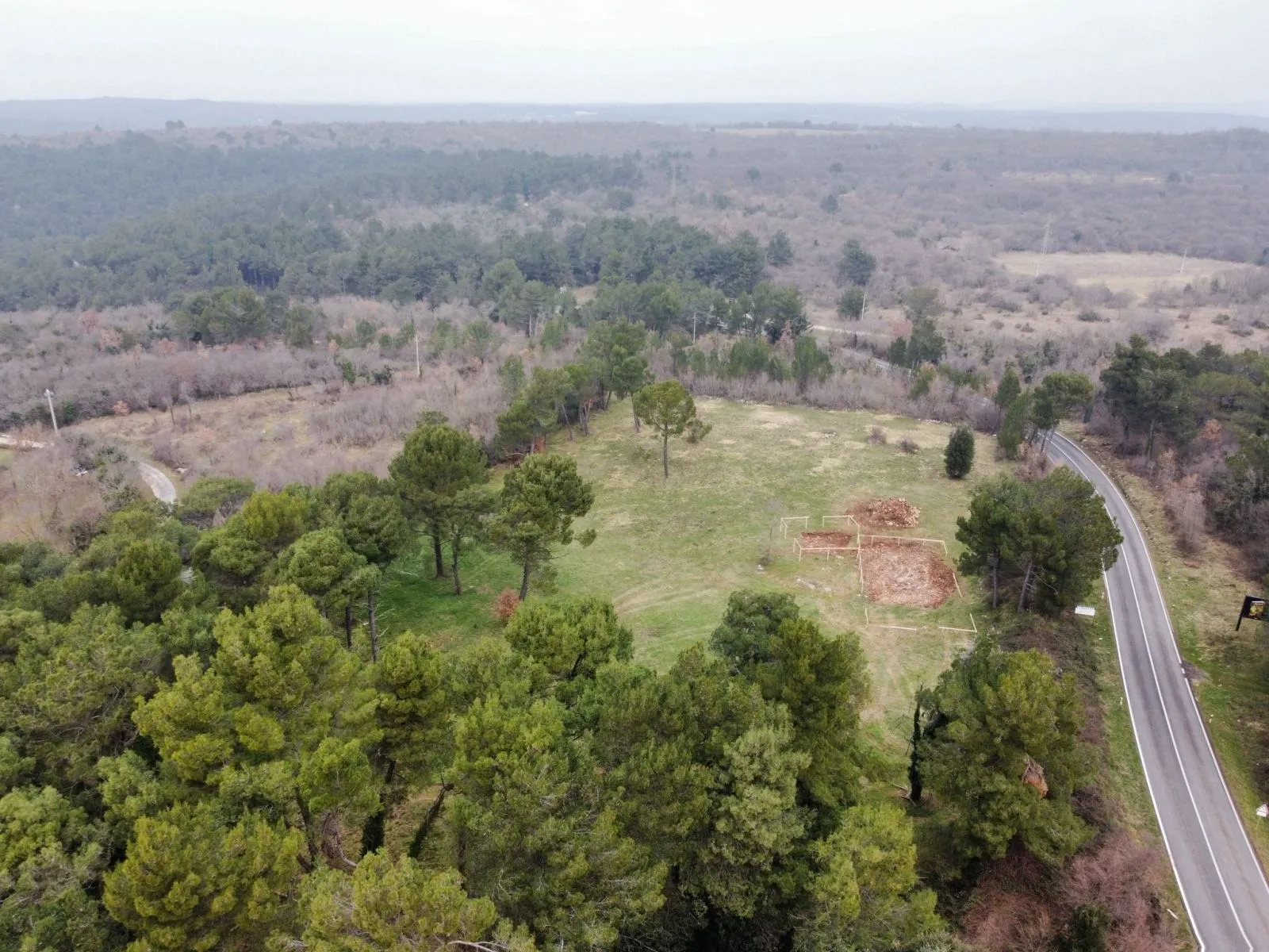 poreč okolica-33.000 m2 zemljišta sa projektom za vilu od 255 m2 - slika 2
