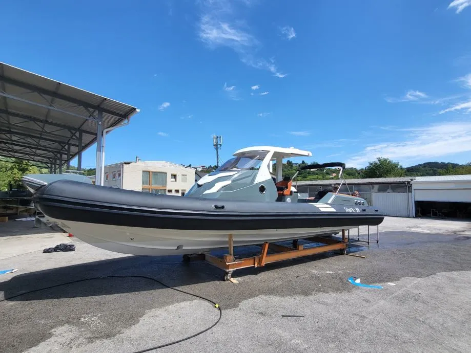 shark 38 - novo model 2026 gumenjak sa kabinom, motori 2 x 250 - slika 6