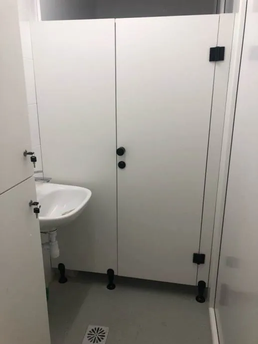 wc pregrade i sanitarne kabine sa vratima izrađene po mijeri - slika 2