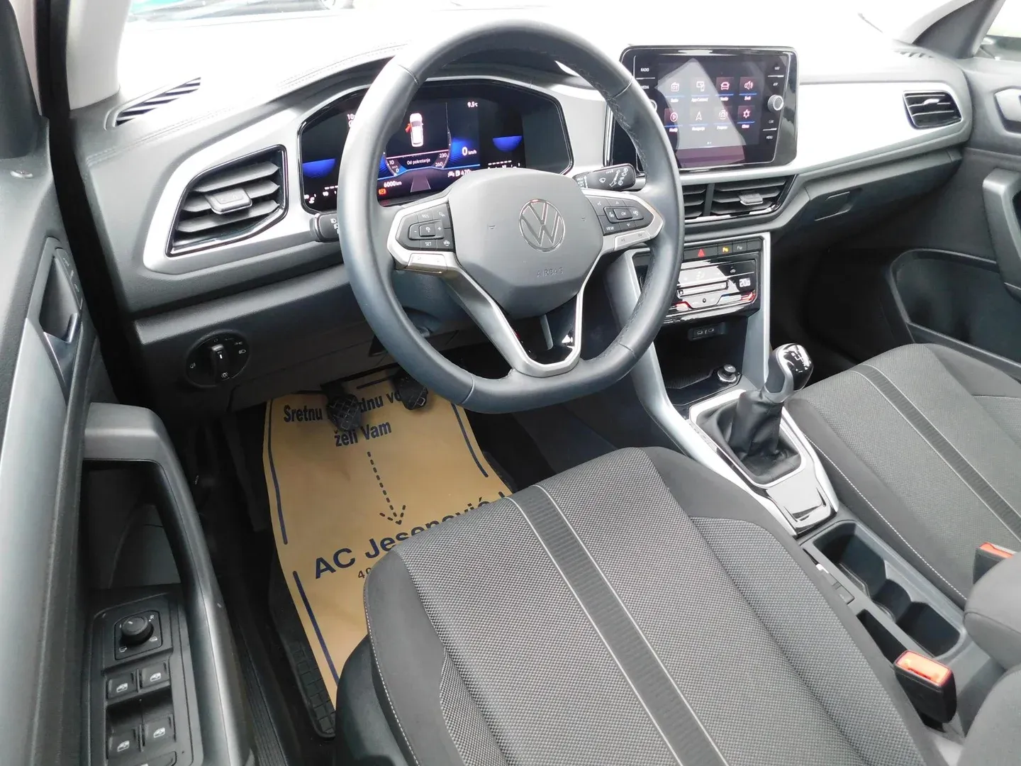 10580 volkswagen t-roc 1.0 tsi life - slika 9