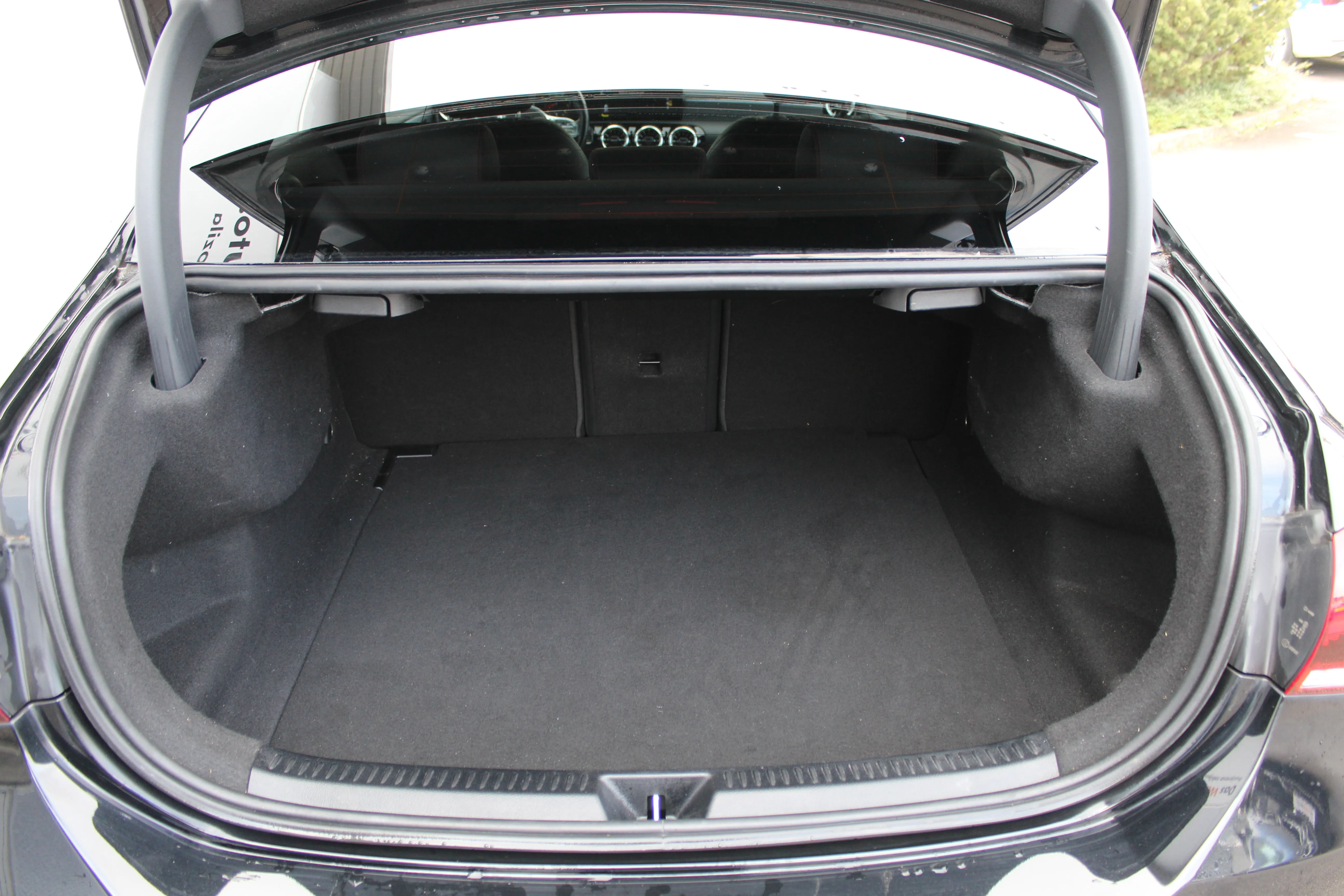 13073 mercedes-benz a limuzina 180 amg line - slika 17