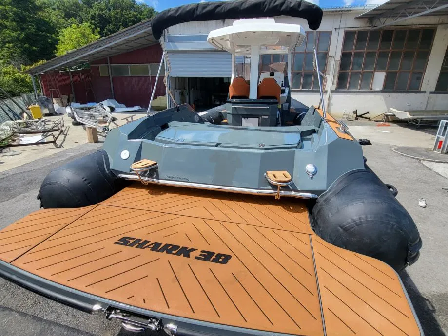 shark 38 hardtop powered by inboard diesel - slika 4