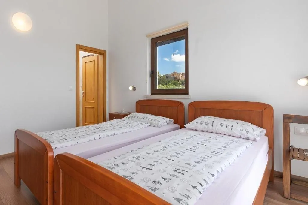 višnjan-vila na prodaji sa bazenom i pogledom na more (prodaja) - slika 12