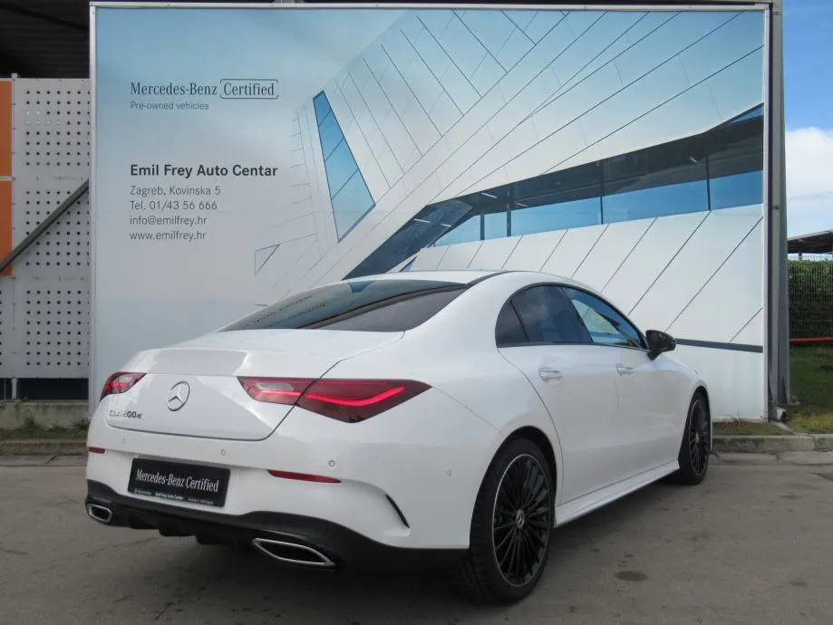 mercedes-benz cla 200 d amg line / night paket / 19" / keyless - slika 4