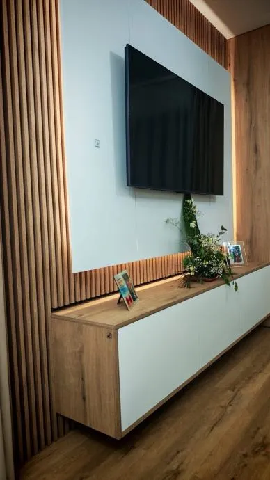 tv komoda sa ormaricem i zidnim panelom - slika 3