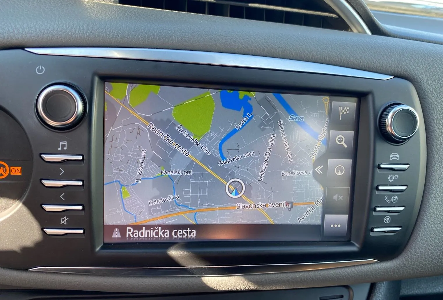 toyota yaris hybrid , 2 godine jamstva,registriran,nove gume - slika 14