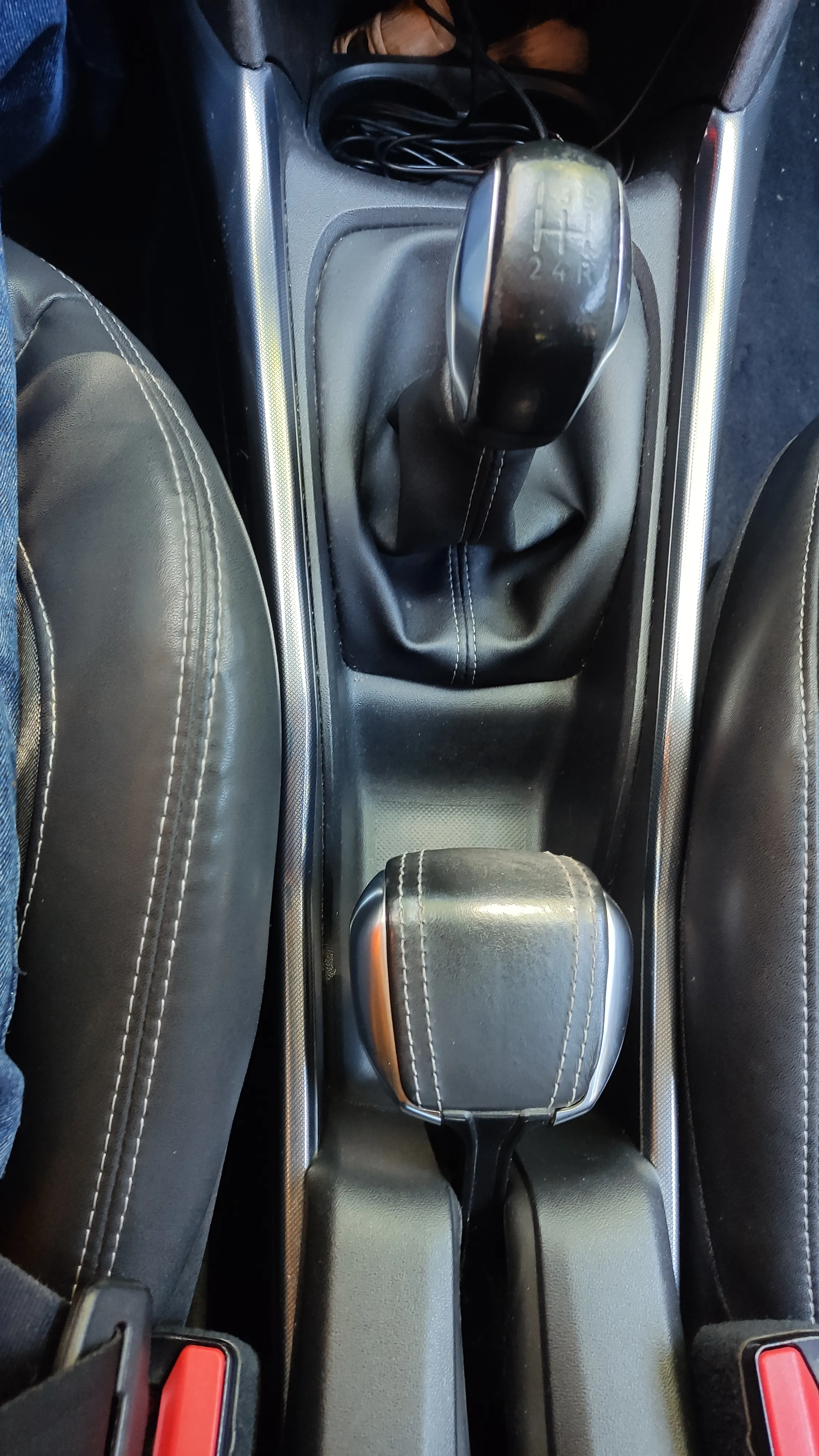 peugeot 2008 1,2 allure - slika 10