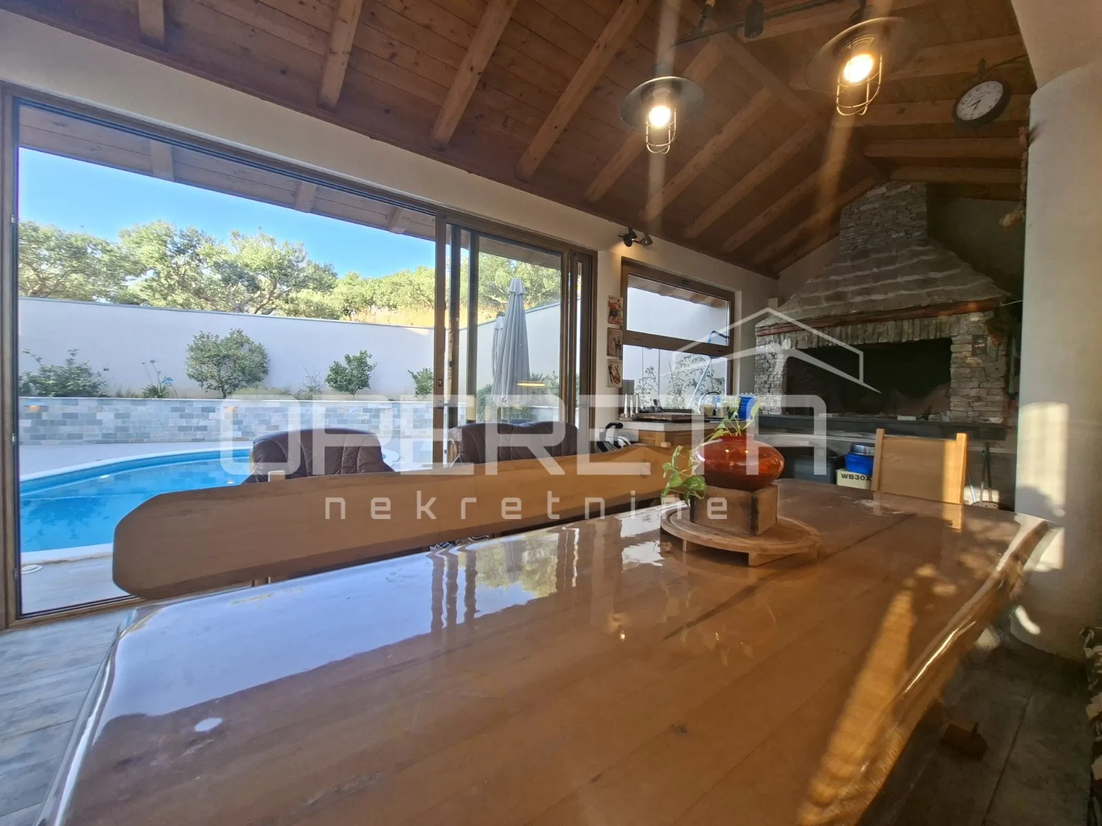 villa s bazenom, zatvorenim kominom i pogledoma na split - slika 15