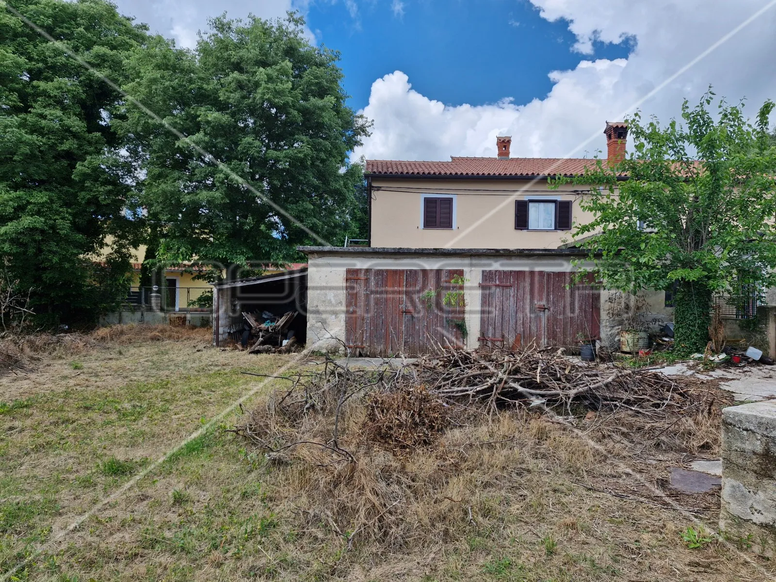 kuca za adaptaciju sa puno potencijala, okolica barbana. - slika 8