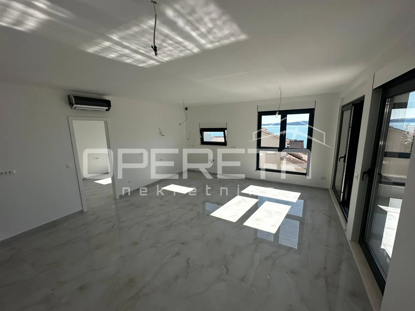 penthouse u okrugu gornjem s krovnim bazenom i pogledom na more - slika 2