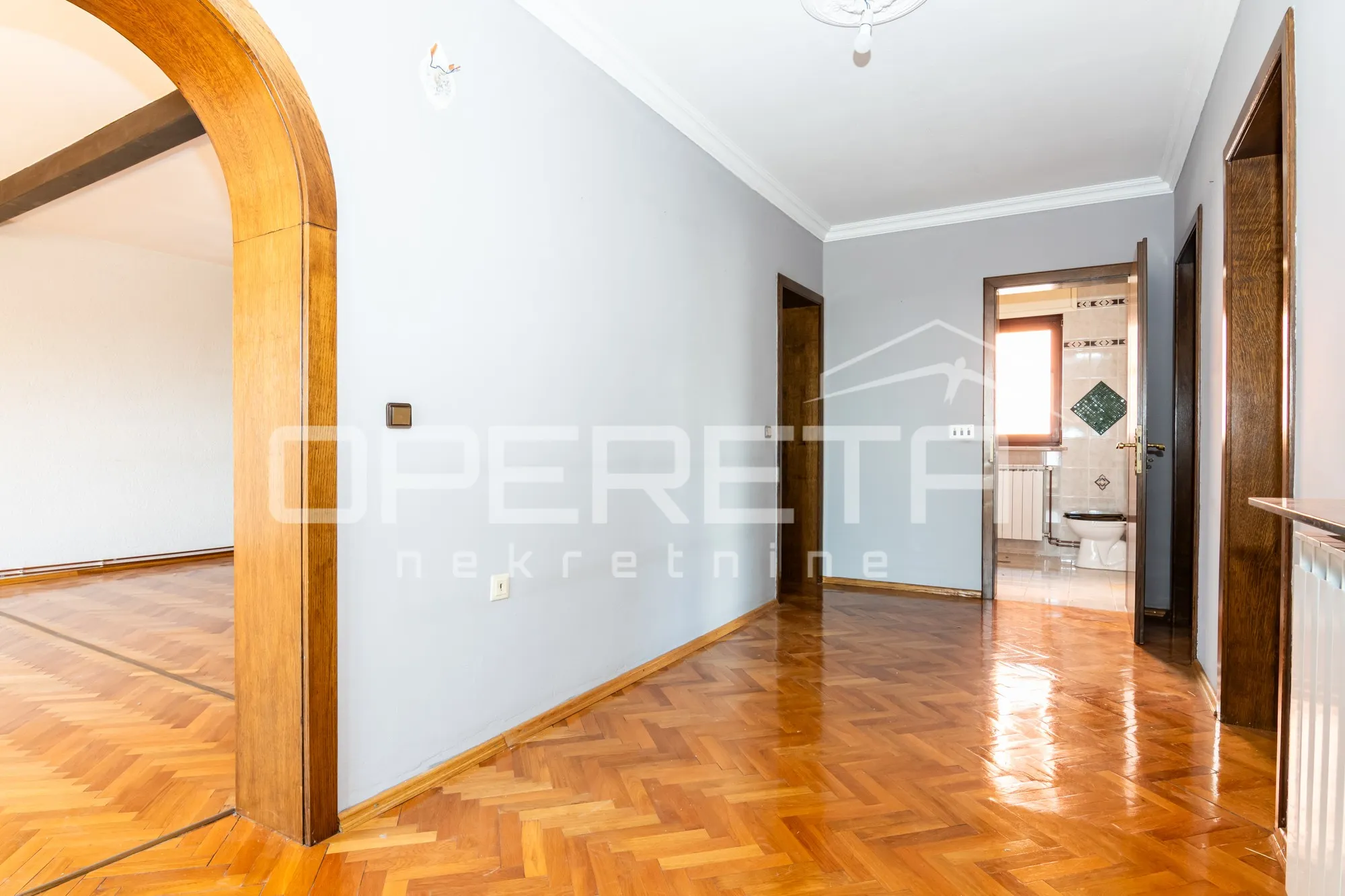 prodajemo prostranu obiteljsku kuću na parceli od 2.265m2 u gajnicama, zagreb, i - slika 37
