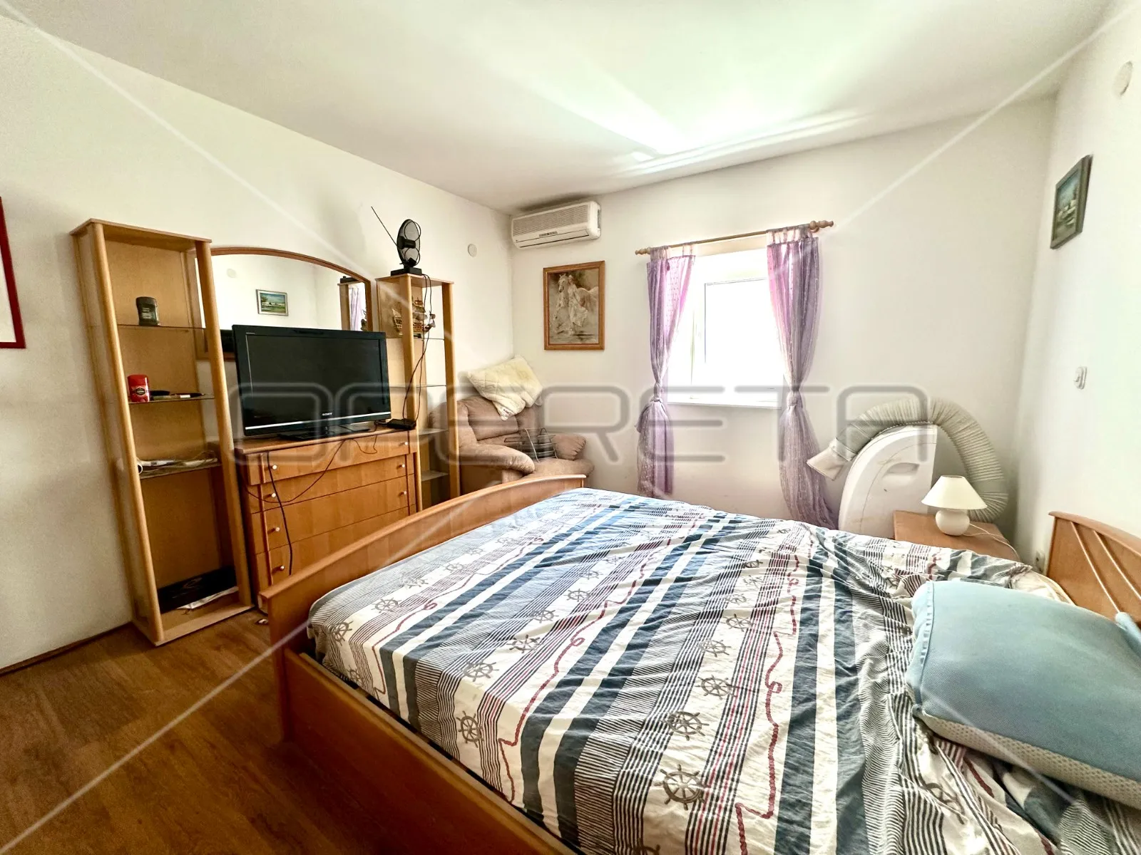 kuća s tri apartmana u centru betine s velikom terasom - slika 9