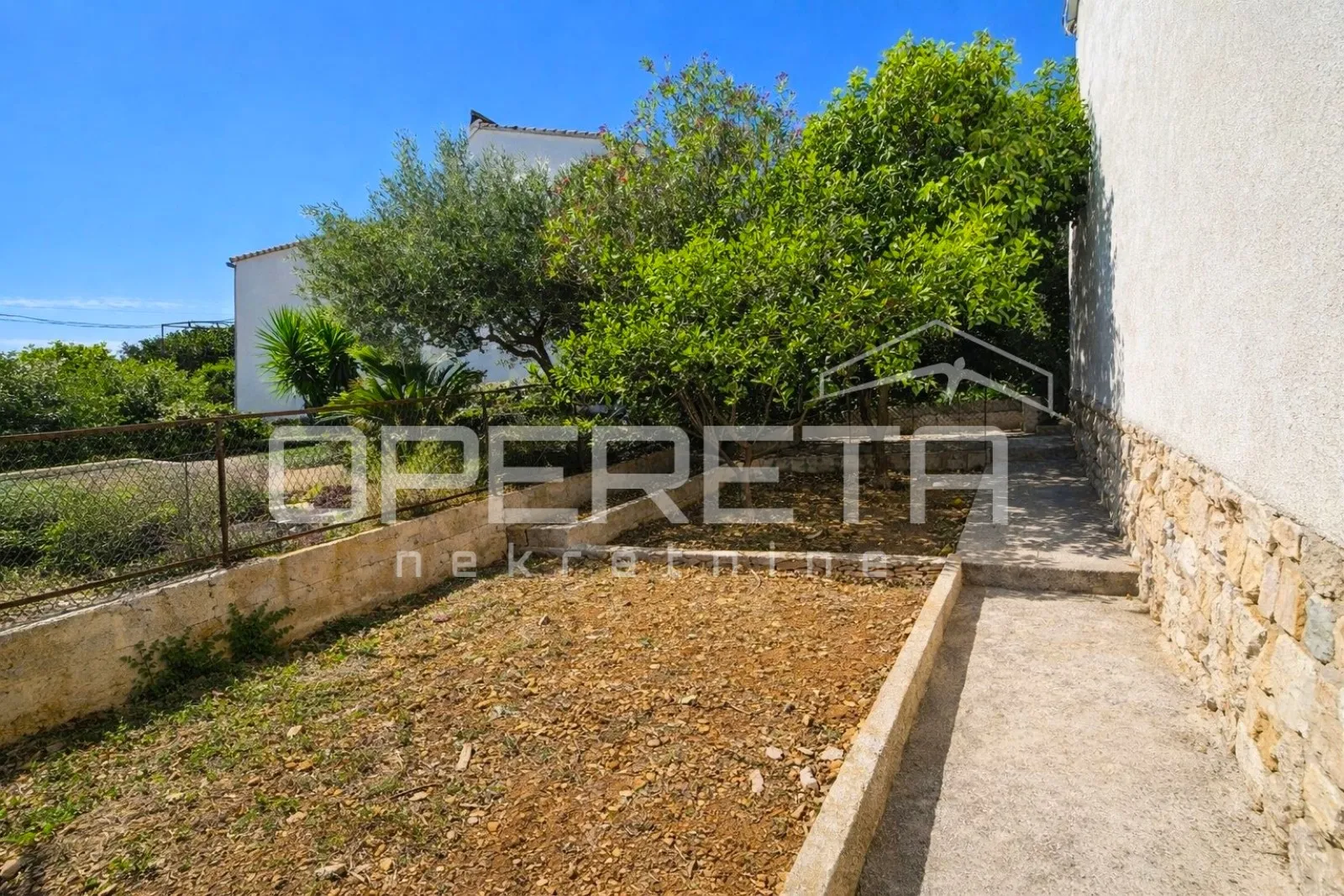 supetar, kuća 200 m2, 150 m od plaže, parcela 610 m2 - slika 15