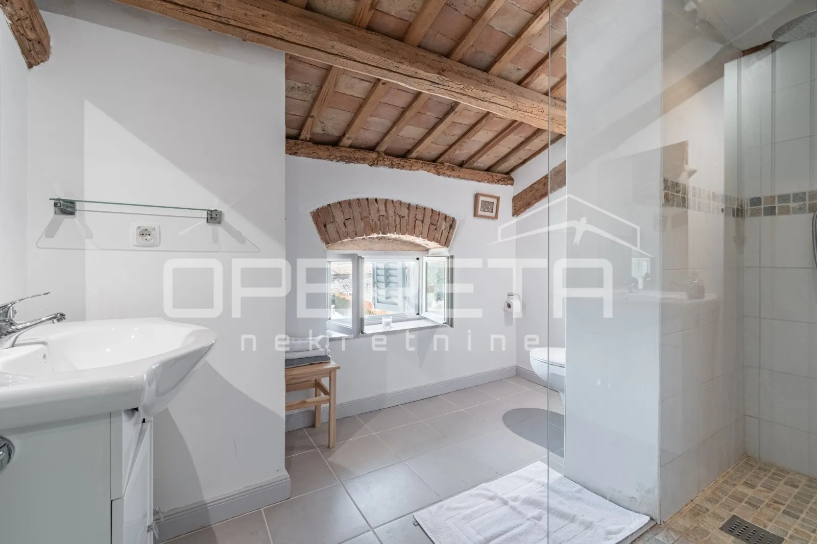 istra, poreč okolica- kamena kuća s dvorištem - slika 17