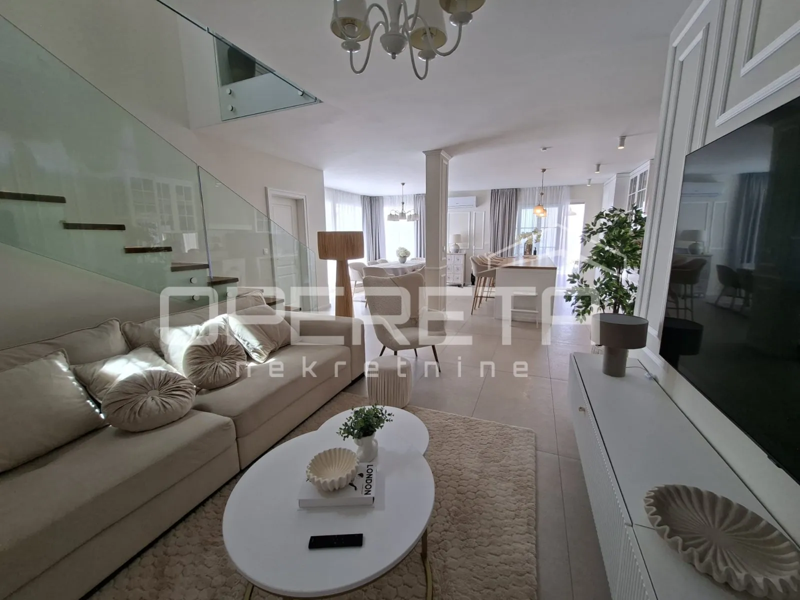 luksuzna vila s bazenom, pogledom na more i privatnim vrtom - slika 11