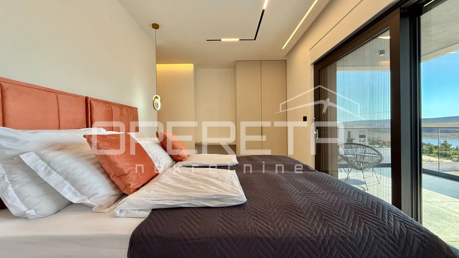 vila s panoramskim pogledom na more i velebit, 275m2 - slika 7