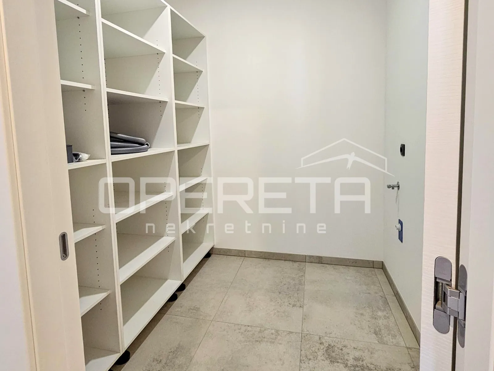 kaštel novi – moderna vila s bazenom i krovnom terasom, novogradnja - slika 25