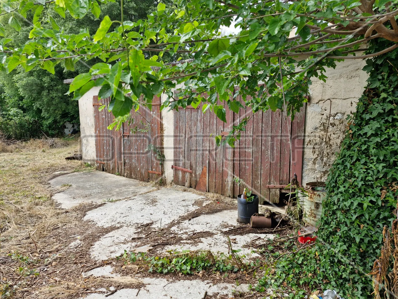 kuca za adaptaciju sa puno potencijala, okolica barbana. - slika 11